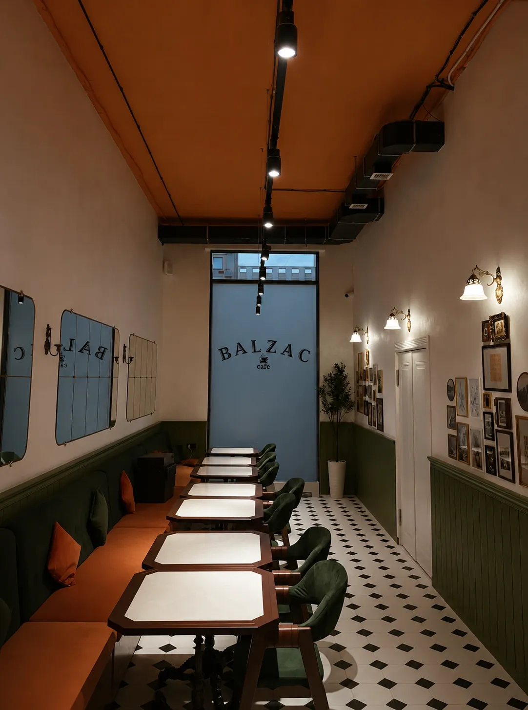 Зал Balzac Café в Шымкенте