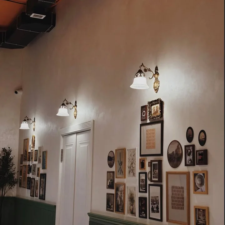 Галерея на стене Balzac Café