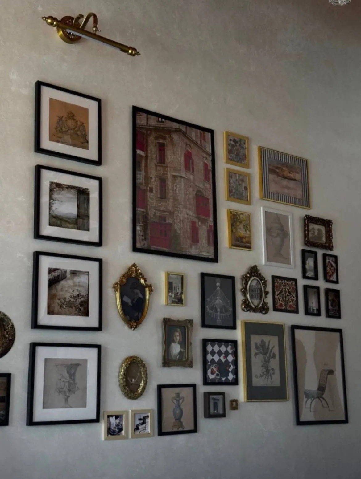 Галерея на стене Balzac Café